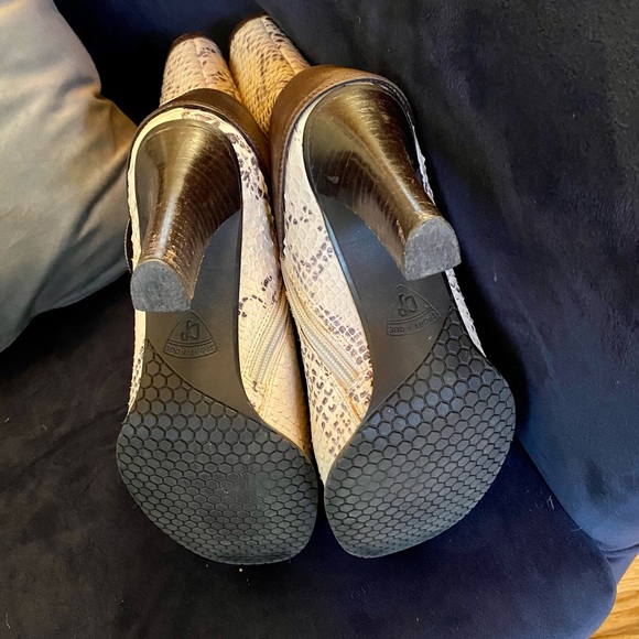 Donald J. Pliner Snakeskin Booties Sz 8 1/2 - Picture 4 of 4